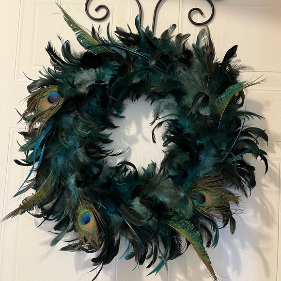 23” Feather Wreath and Bracket - Picture 3 of 4